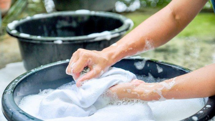 Mencuci baju dengan detergen | Tribunnews.com