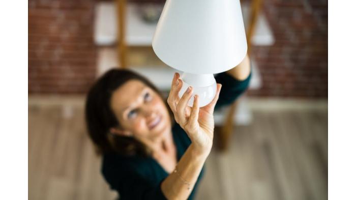 Mengganti bohlam lampu dapat mengatasi korsleting listrik di rumah. (Shutterstock)