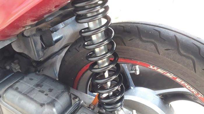 Shockbreaker motor rawan karatan. (Gridoto.com)