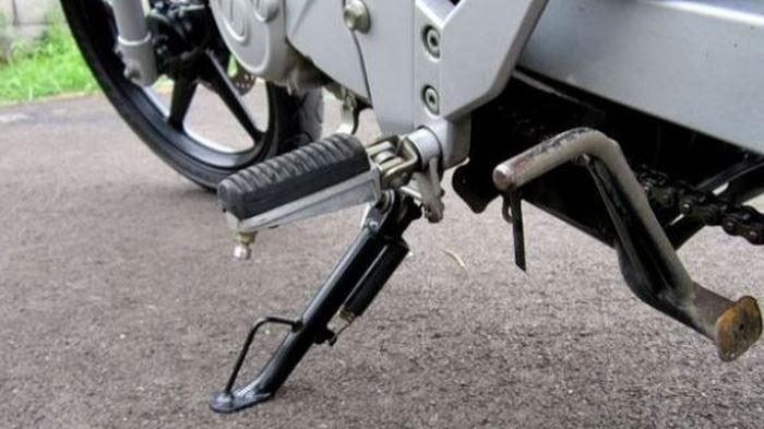 Standar samping harus sering diperhatikan agar tak mudah keropos. (Otomania.com)