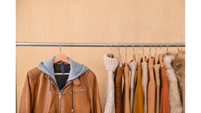 ilustrasi menyimpan jaket kulit dengan menggantungnya. (freepik)