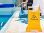 3 Cara Mengatasi Lantai Kolam Renang yang Licin, Ketahui Juga Penyebabnya!