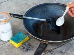 4 Cara Membersihan Teflon yang Gosong dengan Mudah