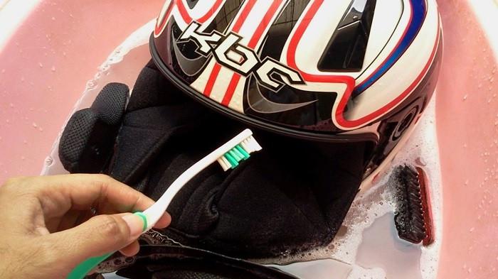 5 Langkah Praktis Mencuci Helm di Rumah, Cocok Diterapkan Saat Musim Hujan