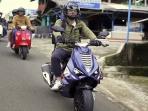 Ariel Noah Motoran Keliling Bandung dengan Helm Nolan Terbaru, Cek Harga dan Cara Membedakan Asli atau Palsu