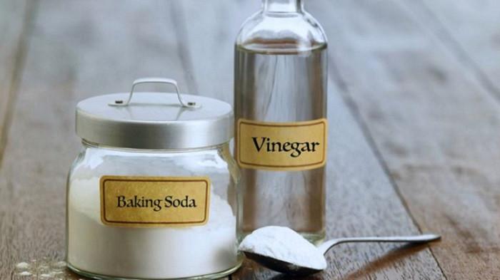 Baking Soda dan Cuka Putih (Kompas.com) 