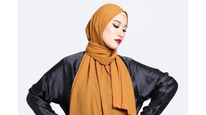 Ilustrasi Bukber Menggunakan Dress Hitam dengan Pashmina Golden Brown. (halimapashmina)