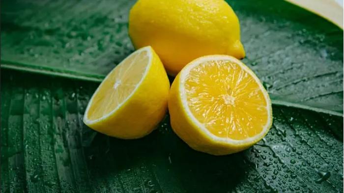 Ilustrasi Lemon untuk Mencuci Mukena yang Menguning dan Berjamur. (unsplash)