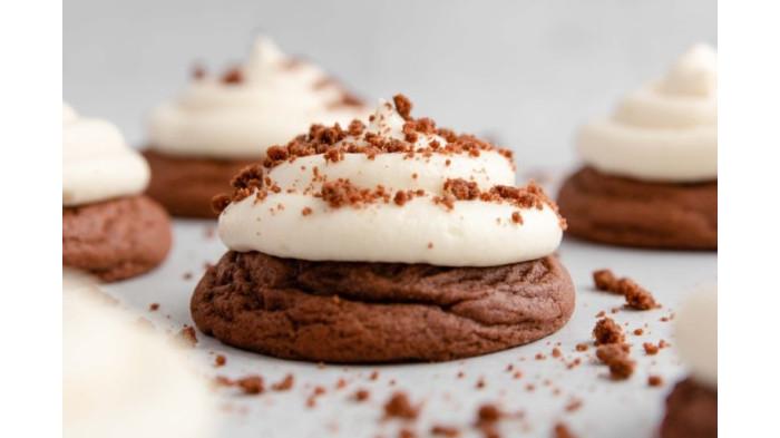 Ilustrasi Red Velvet Crumble Cookie. (thepalatablelife)