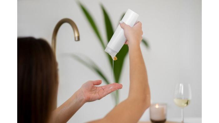 Ilustrasi Sampo untuk Mencuci Mukena yang Menguning dan Berjamur. (Freepik)