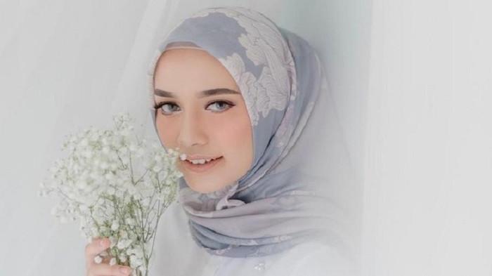 Ilustrasi hijab floral jadi tren hijab Lebaran 2024. (beautynesia)