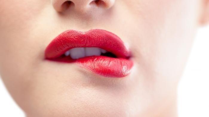 Ilustrasi kebiasaan mengigit bibir (tribunhealth.com)
