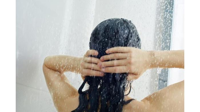 Ilustrasi mandi membuat kulit dan wajah tidak pucat saat puasa. (Thinkstock)