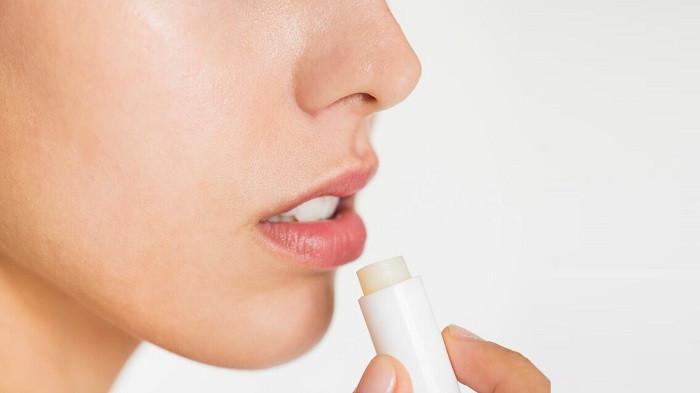 Ilustrasi memakai lip balm | foto rawpixel.com/freepik