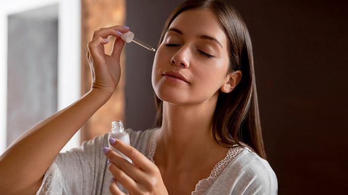 Ilustrasi memakai serum hidrasi kulit | foto freepik