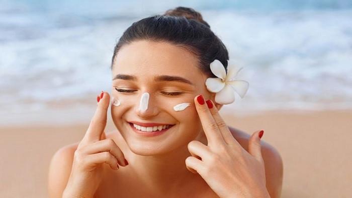 Ilustrasi memakai sunscreen (kompas.com)