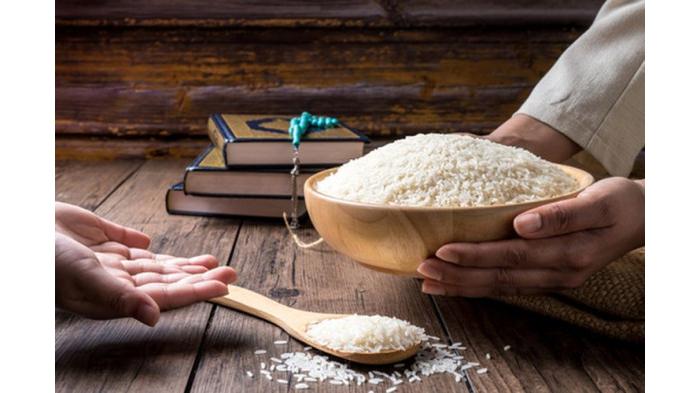 Ilustrasi membayar zakat. (Shutterstock)