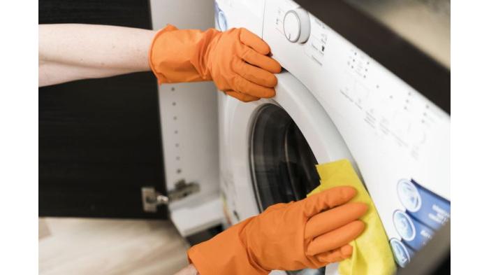 Ilustrasi membersihkan drum dan pintu mesin cuci. (Freepik)
