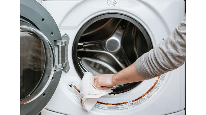 Ilustrasi membersihkan mesin cuci |  The Spruce