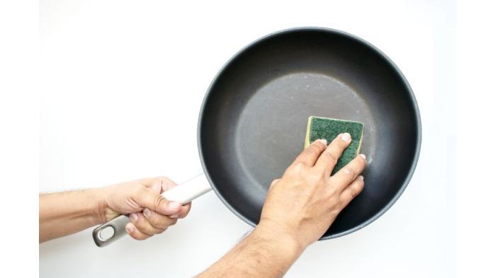 Ilustrasi mencuci panci anti lengket atau teflon. (shutterstock)