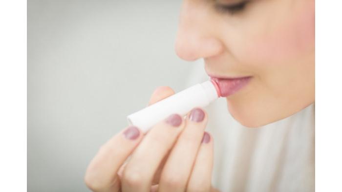 Ilustrasi menggunakan lip care saat puasa. (Shutterstock)