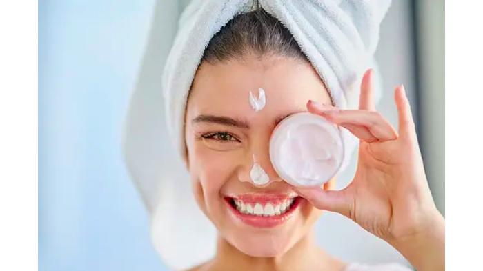 Ilustrasi menggunakan skincare secara rutin. (Shutterstock)
