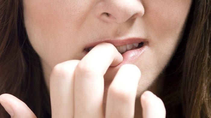 Ilustrasi menghisap bibir (kompas.com)