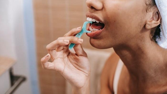 Ilustrasi menjaga kesehatan gusi untuk menghilangkan bau mulut saat puasa. (Shutterstock)