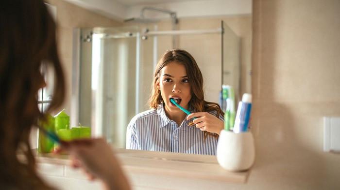 Ilustrasi menyikat gigi untuk menghilangkan bau mulut saat puasa. (Shutterstock)