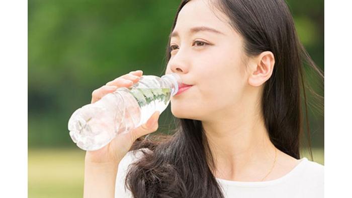 Ilustrasi minum air mineral untuk mengatasi kaki pecah-pecah. (Shutterstock)