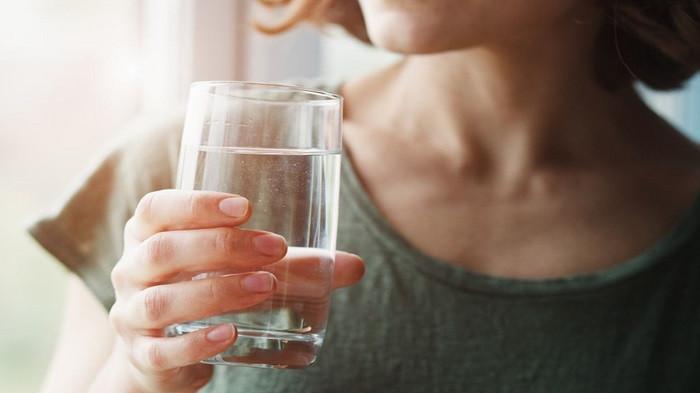 Ilustrasi minum air yang cukup untuk menghilangkan bau mulut saat puasa. (Shutterstock)