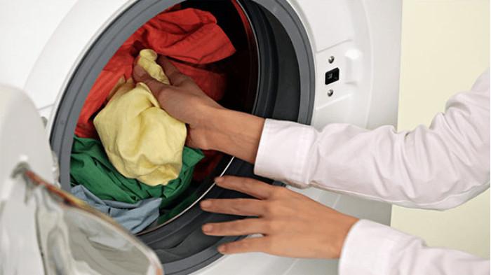 Ilustrasi pakaian yang selesai proses pencucian segera dikeluaran dari tabung | Ariel India