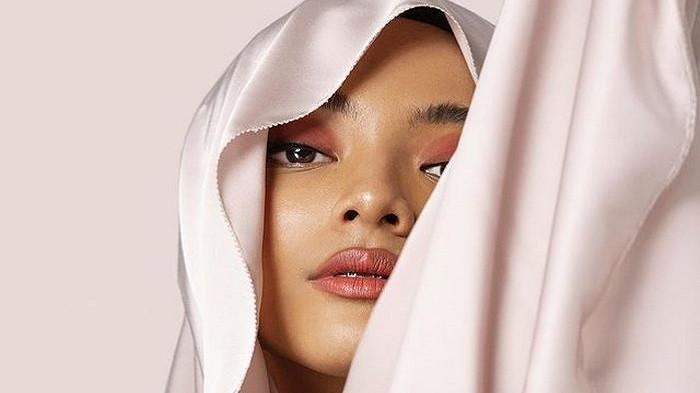 Ilustrasi pashmina silk jadi tren hijab Lebaran 2024. (instagram.com/lafiye)