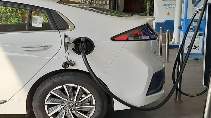 Ilustrasi pengisian mobil listrik (kompasotomotif.com)