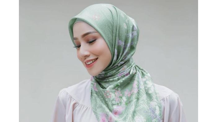 Ilustrasi perempuan dengan hijab motif. (hijup)