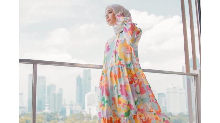 Ilustrasi perempuan dengan outfit yang memberi kesan cerah. (hijup)