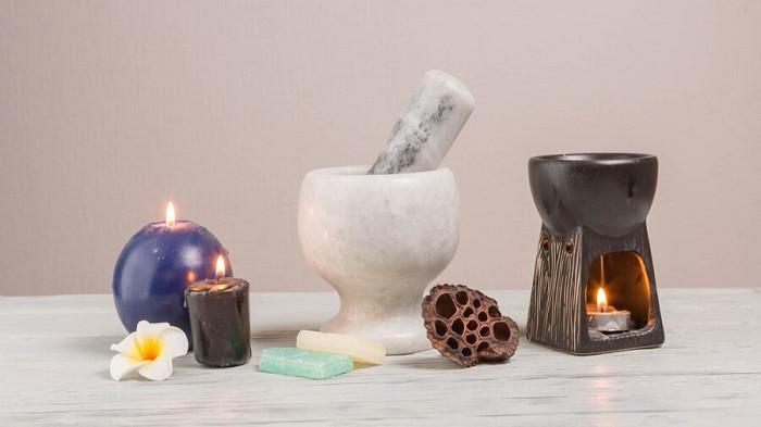 Ilustrasi proses membuat lilin aromaterapi sendiri | foto freepik