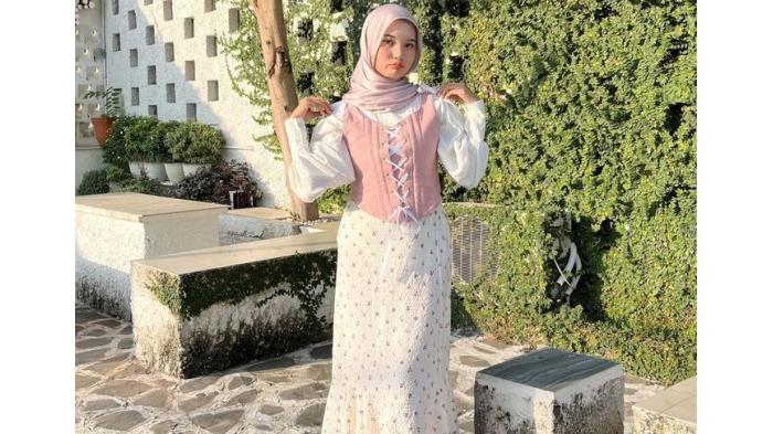 Ilustrasi tren fashion coquette dengan padu padan blouse dan bustier top. (Instagram.com/siskaamera)