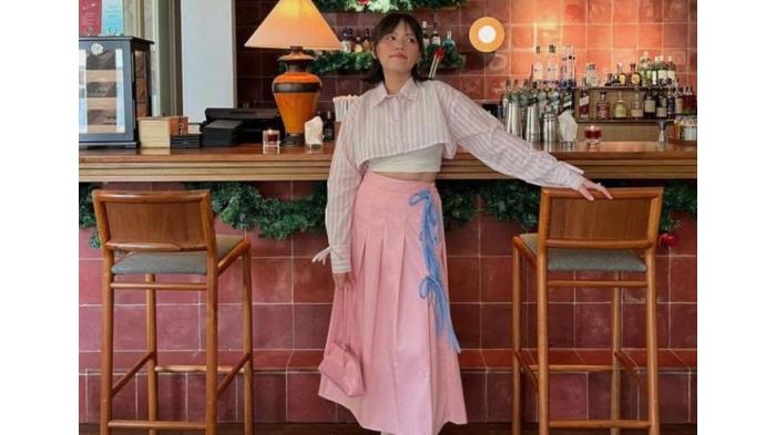 Ilustrasi tren fashion coquette dengan padu padan crop top. (Instagram.com/steffisanta)