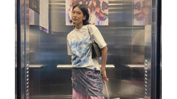 Ilustrasi tren fashion coquette dengan padu padan kaos oversized. (Instagram.com/alikaislamadina)