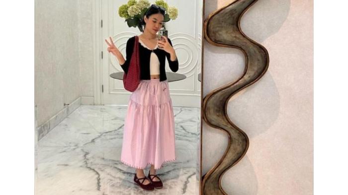 Ilustrasi tren fashion coquette dengan padu padan rok dan cardigan hitam. (Instagram.com/kalyaislamadina)