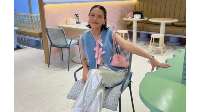 Ilustrasi tren fashion coquette dengan padu padan vest biru. (Instagram.com/steffisanta)