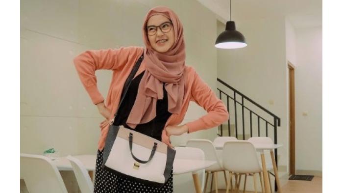 Ilustrasi wanita tampil percaya diri dengan penampilannya. (punghite.shop)