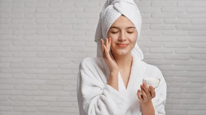 Iustrasi memakai moisturizer | foto ArtPhoto_studio/freepik