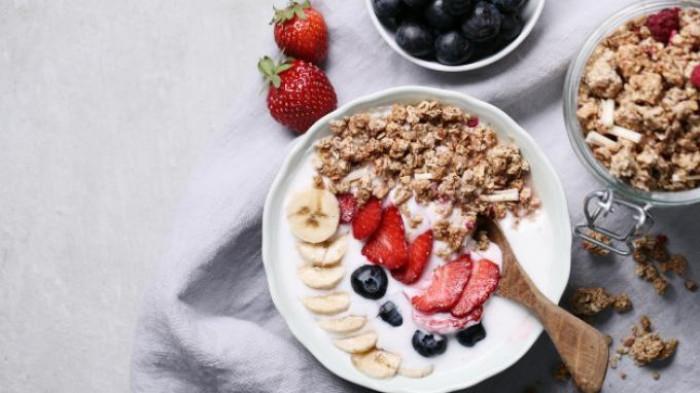 Oatmeal dengan Buah-buahan Segar (Tribunnews.com) 