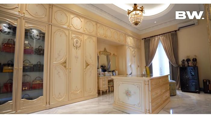 Ruang Wardrobe dengan Fashion Item Mahal yang Ada di Rumah Mewah Helena Lim. (YouTube/BoyWilliam)