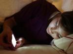 12 Dampak Negatif Main HP Sambil Tiduran, Masih Berani Coba?