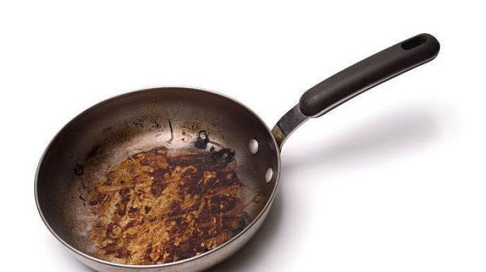 3 Bahan Dapur yang Bisa Membersihkan Wajan Gosong, Simak Caranya 