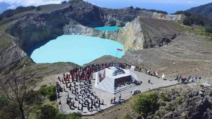 Gunung Kelimutu (kompas.com)