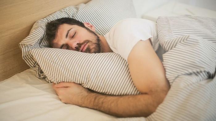Ilustrasi Pria Tidur - Sebelum Mudik Istirahat yang Cukup. (Pexels)